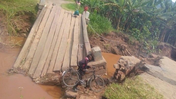 Uretse kuba ikiraro cya Nyarutovu cyarahagaritse imigenderanire y'uture twa Gakenke, Musanze, Ntabihu na Muhanga byagize n'ingaruka ku batuye mu tugari twa Mutego na Rutenderi bagorwaga no kugera ku murenge.