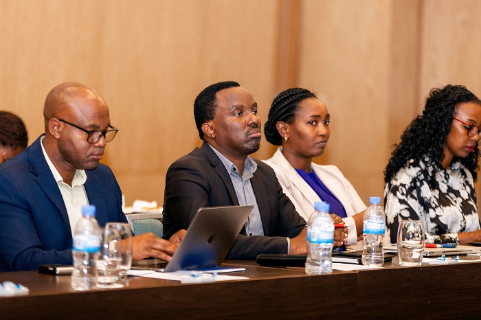 Uri hagati Dr.Karangwa Patrick avuga ko bifuza ko inguzango ijya mu rwego rw'ubuhinzi yazamuka nibura ikagera ku kigero cya 10% mu gihe cy'imyaka itanu iri imbere, ivuye kuri 6% by'inguzayo yose itangwa n'ibigo by'ima