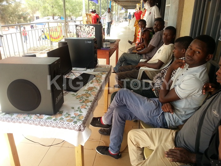 Uru rubyiruko rwari rutunzwe no gucuruza umuziki ngo kurya ni ikibazo gikomeye kuko batagikora kuko umuriro wabuze.