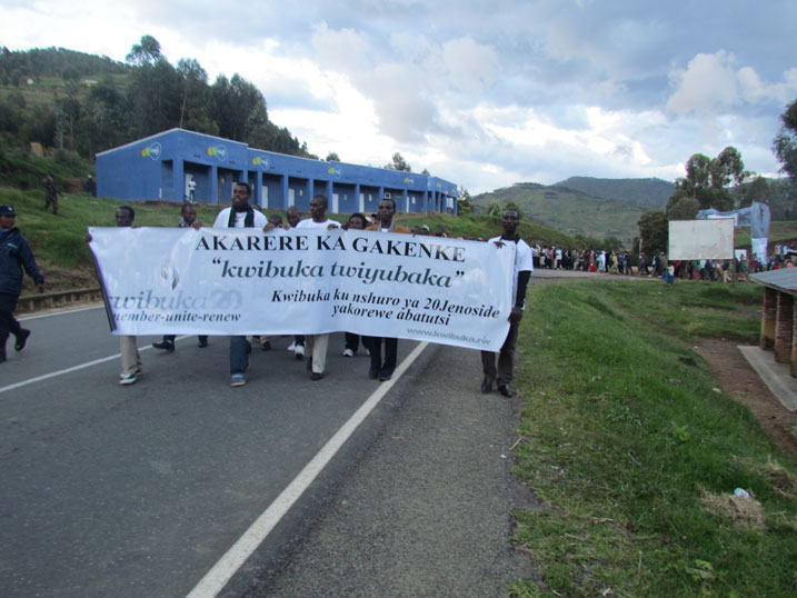 Urubyiruko n'abandi batuye Kivuruga bifatanmyije n'abayobozi mu rugendo rwo kwibuka abahaguye.