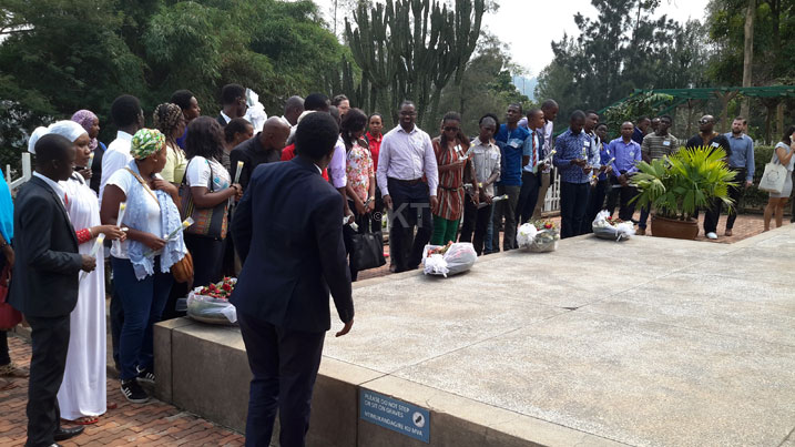 Urubyiruko rwa Commonwealth rwasuye Urwibutso rwa Jenoside rwa Kigali.
