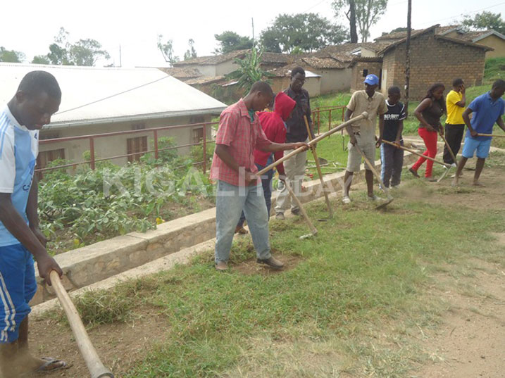 Urubyiruko rwaharuye imihanda inyura mu mudugudu w'ingabo zavuye ku rugerero.