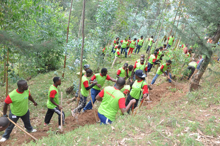 Urubyiruko 600 rwavuye mu turere tw'Intara y'Amajyaruguru na tumwe two mu Burengerazuba rwakoze umuganda mu karere ka Musanze.