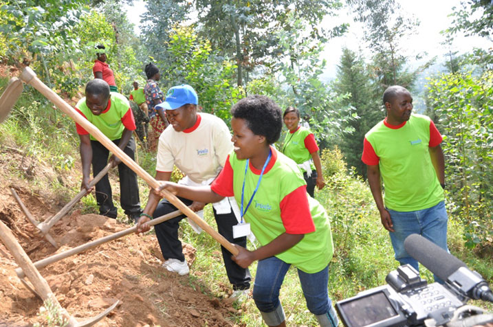 Rumwe mu rubyiruko rwitabiriye ibiganiro "Kwibohira 20" rwakoze umuganda.
