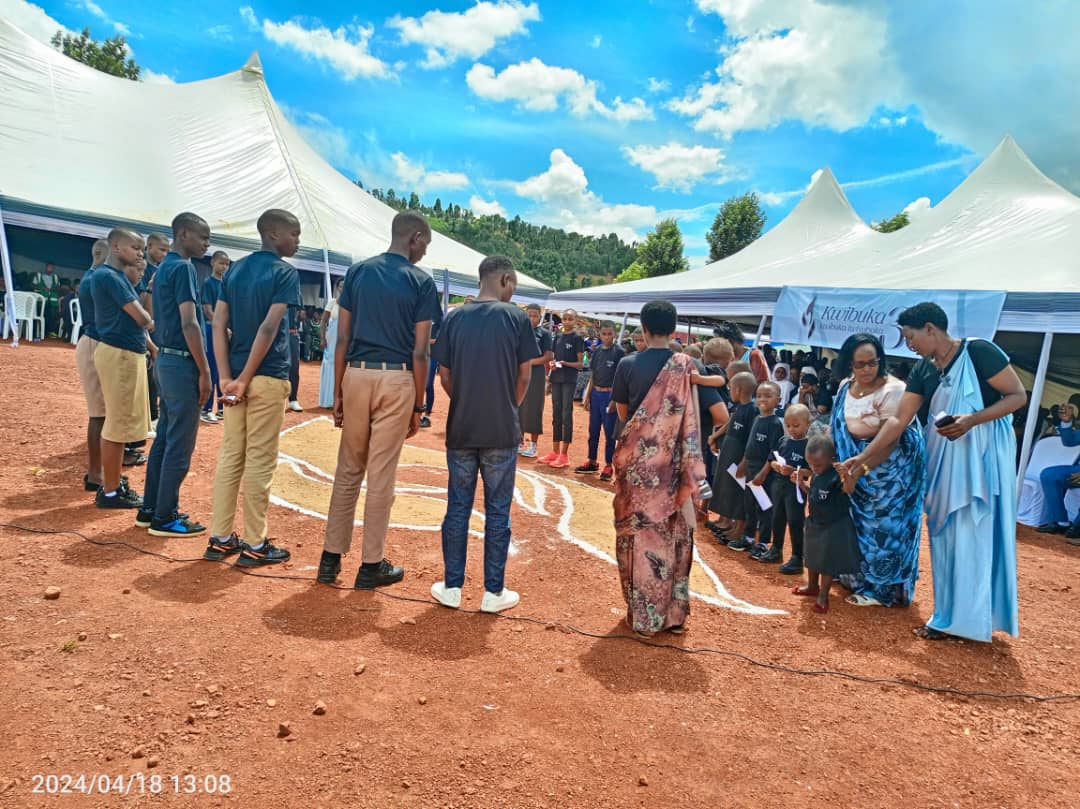 Abana bo guhera ku mwaka umwe kugeza ku rubyiruko rw'imyaka 30 bagaragaje ko hari ibibazo bibaza byerekeranye na Jenoside