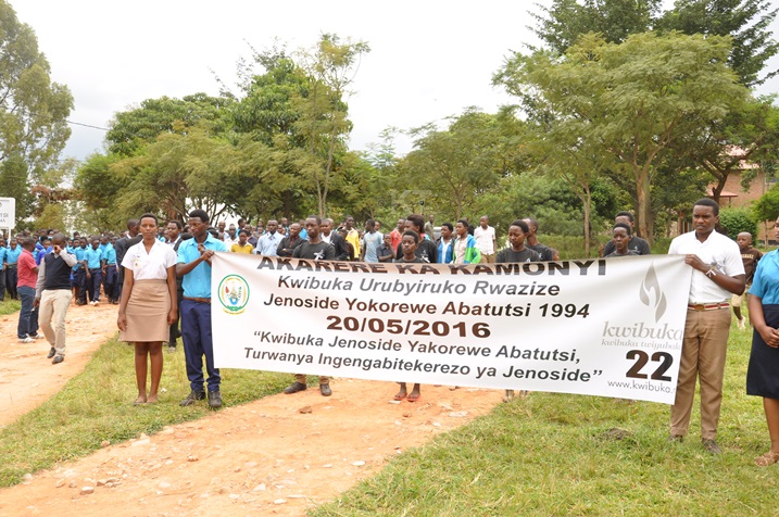 Urubyiruko mu rugendo rwo kwibuka.