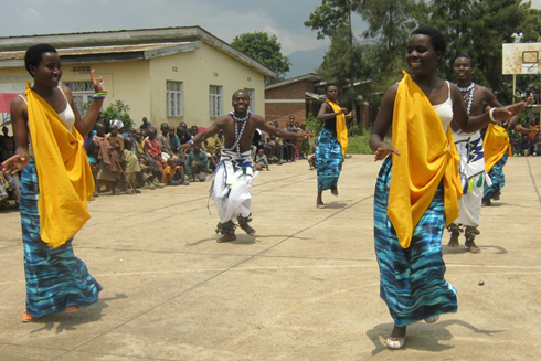 Mu myidagaduro bakora harimo imbyino za kinyarwanda.