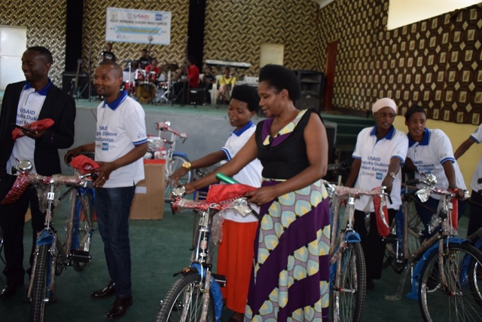 Abigishijwe imyuga bahawe uburyo bwo kuborohereza ingendo mu byo bakora