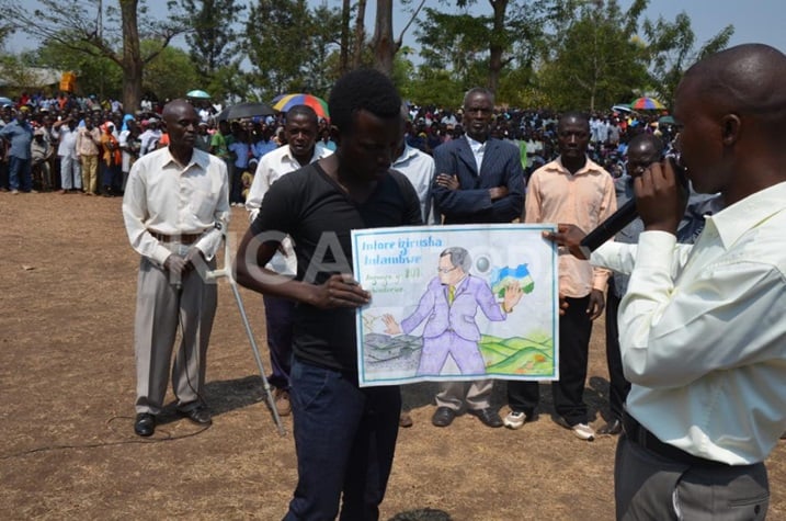 Urubyiruko rurishimira ko Perezida Kagame yakuyeho umwijima agashyiraho urumuri.