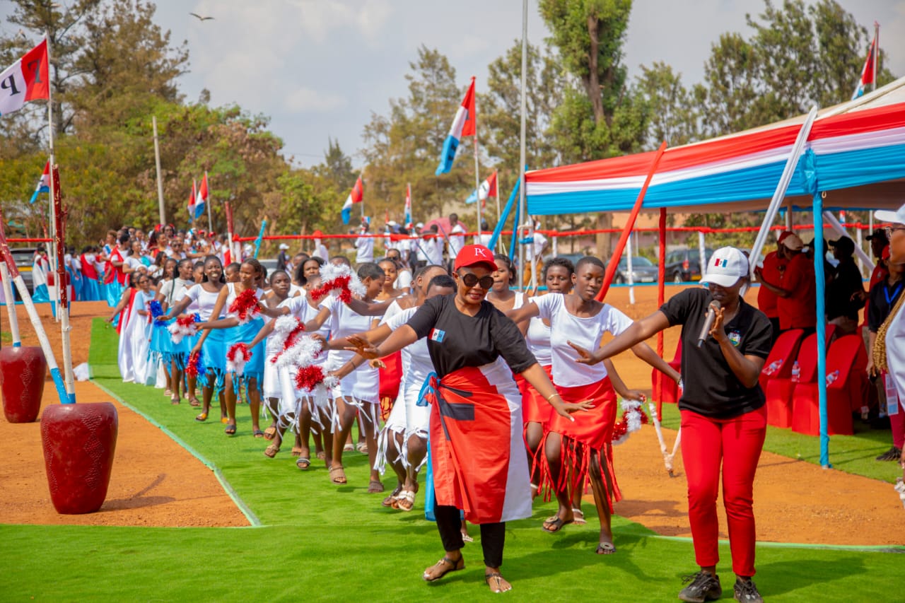 Urubyiruko rwabyinnye ruridagadura