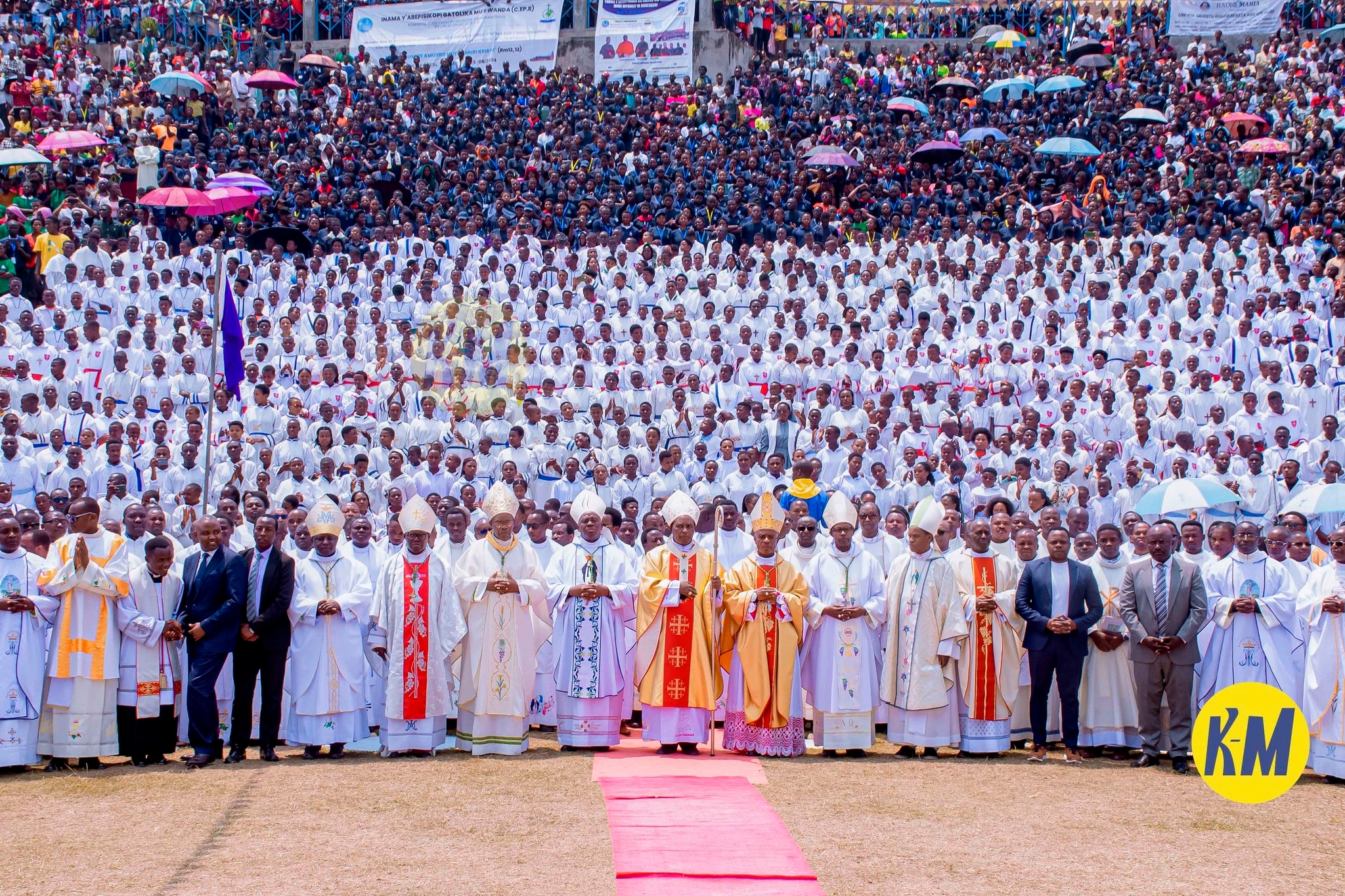 Urubyiruko rwafashe ifoto y'urwibutso n'abayobozi batandukanye