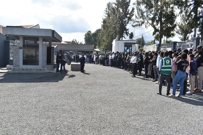Urubyiruko rwasuye Urwibutso rwa Jenoside yakorewe Abatutsi rw'Akarere ka Musanze rusobanurirwa amateka ashaririye u Rwanda rwanyuzemo