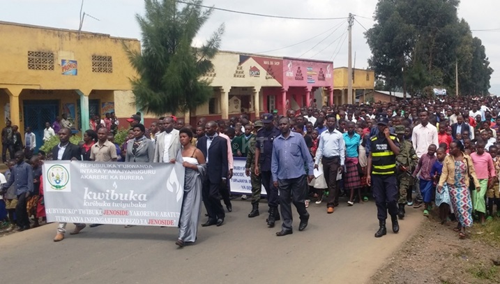 Urubyiruko rwo mu karere ka Burera ubwo rwari ruri mu rugendo rwo kwibuka urubyiruko rwazize Jenoside yakorewe Abatutsi.