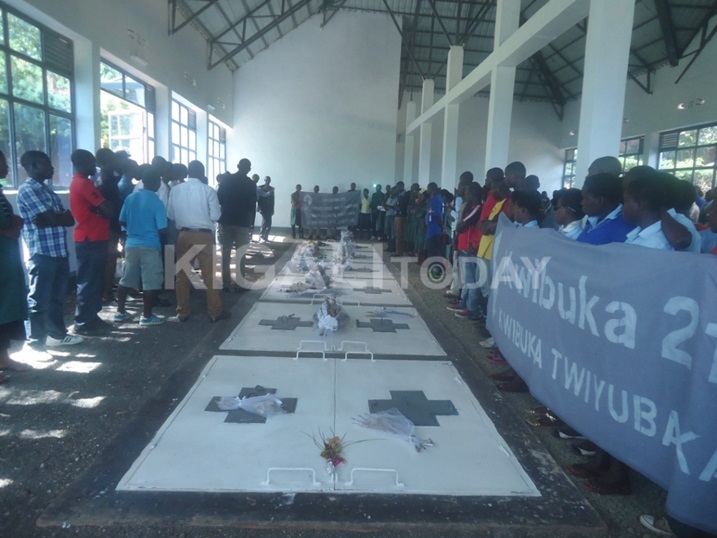 Urubyiruko rwo mu karere ka Rusizi rwunamira abagenzi babo babize Jenoside.