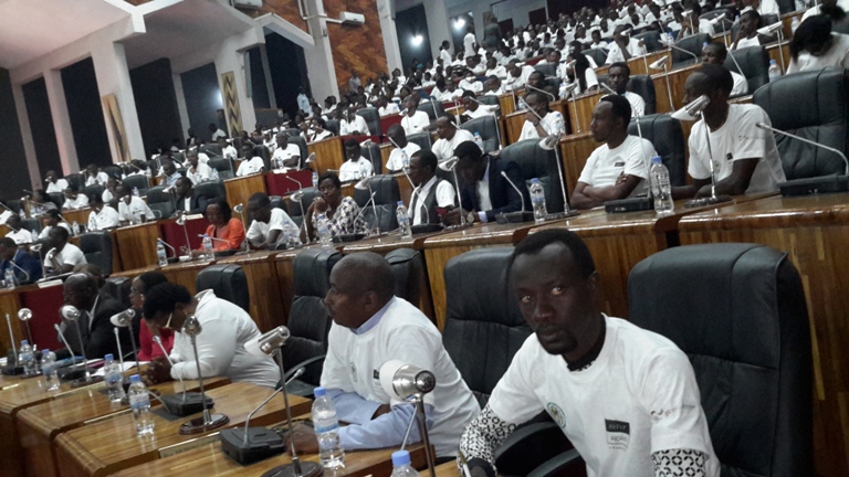 Urubyiruko rwo mu Muryango Never Again n'urwo mu matsinda y'ubumwe n'ubwiyunge, bari mu Nteko kuri uyu munsi mpuzamahanga w'amahoro