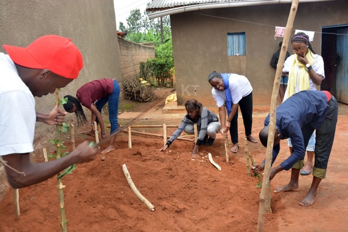 Urubyiruko rwubakira umukecuru warokotse utishoboye akarima k'igikoni.