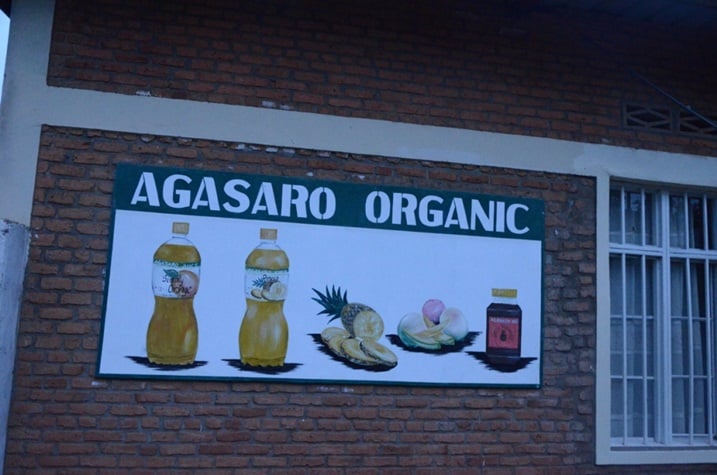 Uruganda rw'umugore witeje imbere rutunganya imitobe n'ibisuguti.