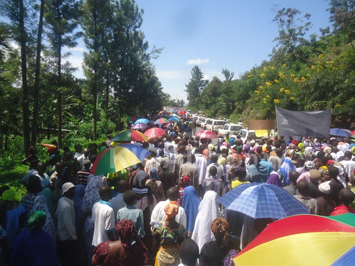 Urugendo rwo kwamagana abapfobya Jenoside mu Murenge wa Bugarama rwitabiriwe n'abaturage benshi.