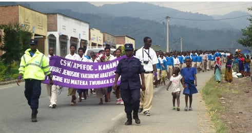 Abanyeshuri ba APEFOC bari mu rugendo rwo kwibuka Abatutsi babzize jenoside mu 1994.