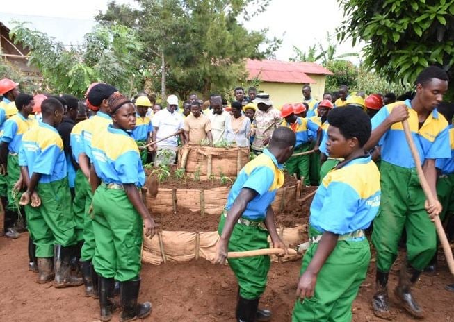 Aba barubakira umuturage umurima uhingwaho imboga