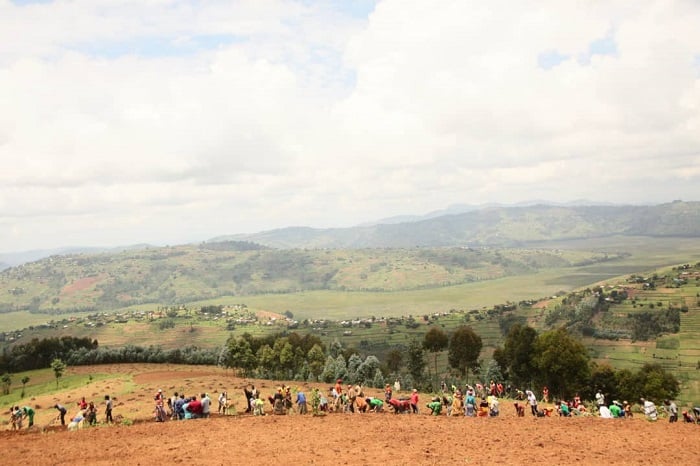 Abahinga muri aka gace kegamiye igishanga cy'Urugezi bakangurirwa kurushaho kunoza ingamba zituma bakumira isuri