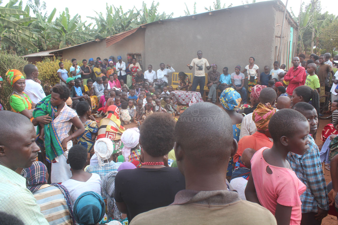 Abaturage babarirwa muri 300 bitabiriye umuhango wo kwita izina urwo ruhinja 