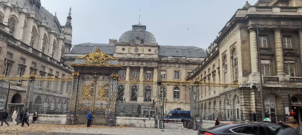 I Paris mu Bufaransa aharimo kubera urubanza ruregwamo Dr Munyemana Sosthène ushinjwa ibyaha bya Jenoside