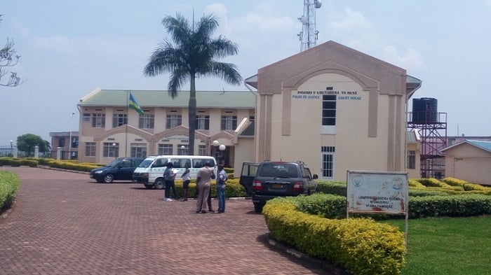 Urukiko rwisumbuye rwa Huye ni rwo rurimo kuburanisha umubyeyi n'abahungu be bakurikiranyweho kwica abana babiri bakabata mu musarane mu gihe cya Jenoside yakorewe Abatutsi mu 1994