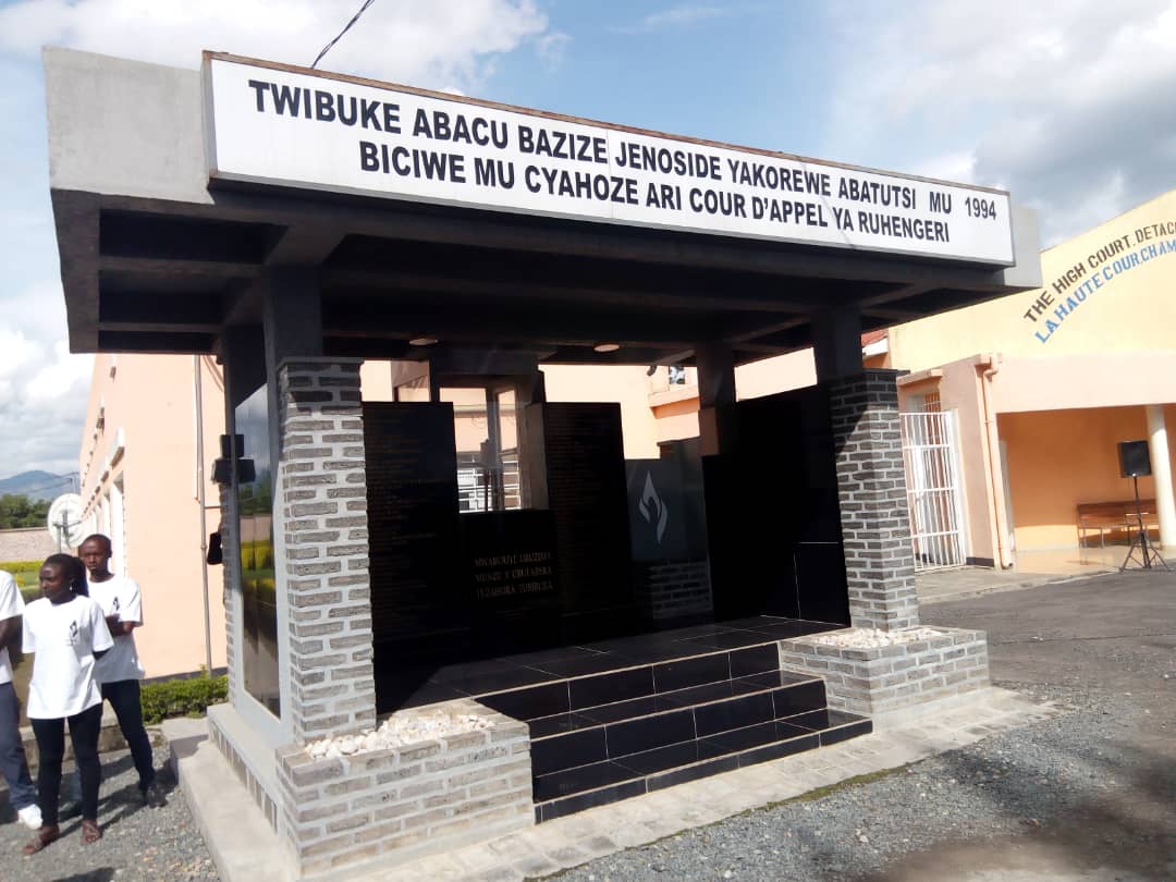 Urukuta rwubatswe kuri uru rukiko ruriho amwe mu mazina yamenyekanye y'abahiciwe muri Jenoside