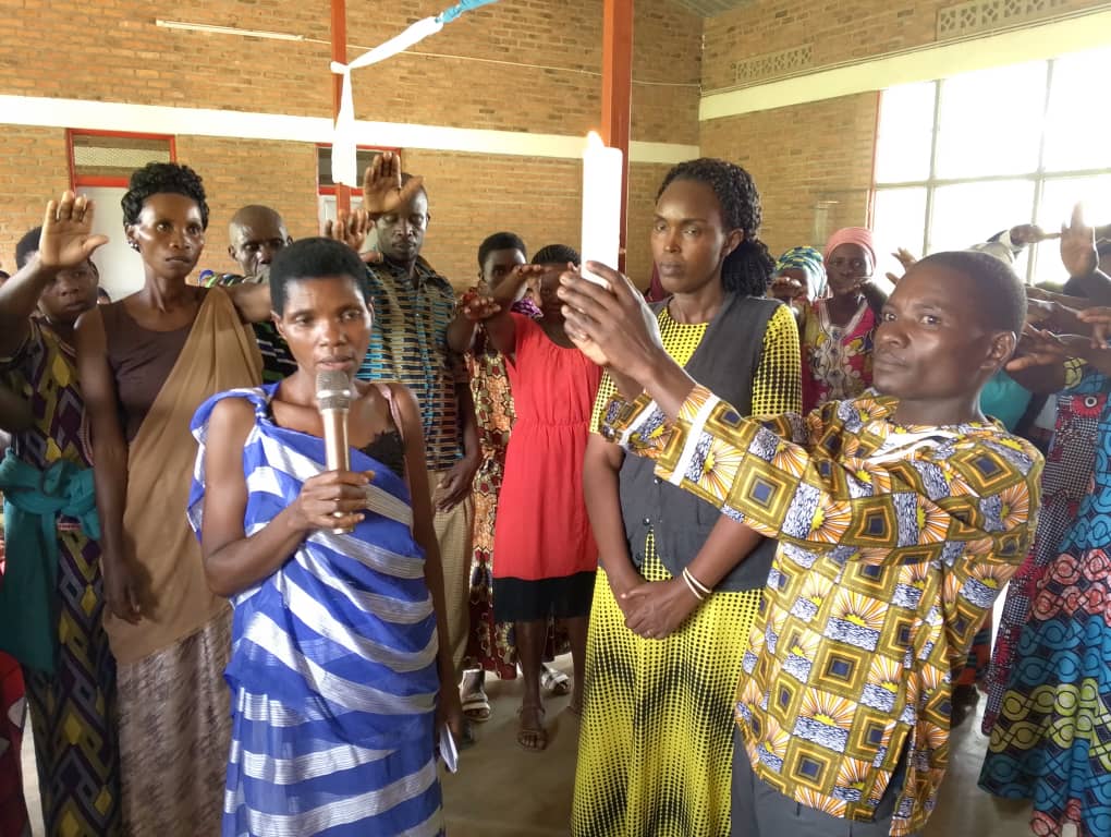 Bahanye urumuri nk'ikimenyetso cy'uko bamurikiwe kandi babona neza imbere yabo
