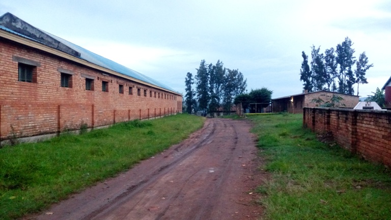 Urumuri rukeya runyura muri ariya madirishya y'amazu ya GSOB na kariya gatara kari kuri iriya nzu (kwa Bourgois) ni rwo rwonyine ruri muri iyi nzira ya metero hafi 300
