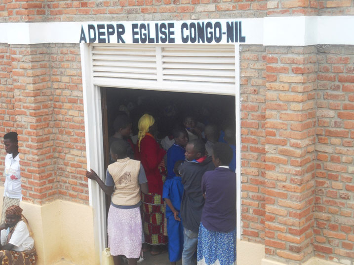 Urusengero rwari rwuzuye bamwe mu bakirisitu barahagarara.