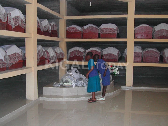 Abana bashyira indabo ku Rwibutso rwa Jenoside rwa Buranga mu muhango wo kwibuka bagenzi babo bazize Jenoside yakorewe Abatutsi.