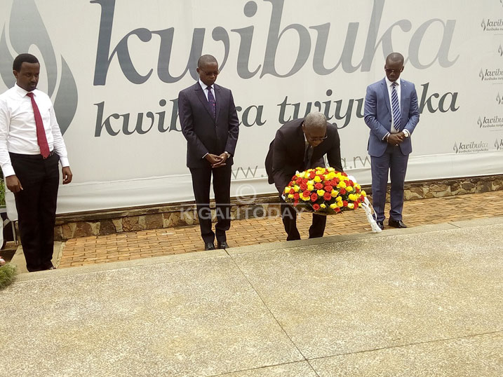Minisitiri Mamadou Ismael Konate ashyira indabo ku rwibutso