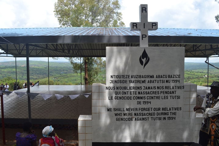 I Mwulire iyo bibuka ibihumbi 10 bihashyinguye banazirikana ubutwari bwa Karenzi bwatumye bamwe barokoka.