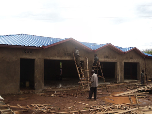 Umusenyi bari kubakisha uravunguka.