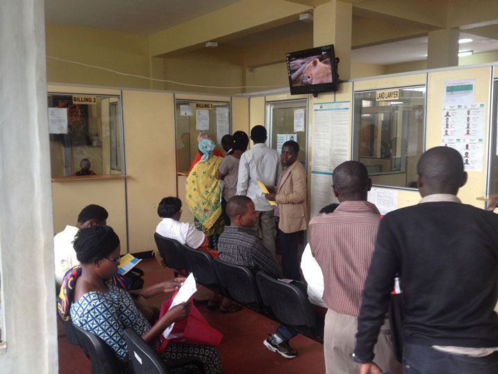 Usanga abaturage batonze umurongo muri serivisi ya One Stop Center ishinzwe ibyangombwa by'ubutaka.