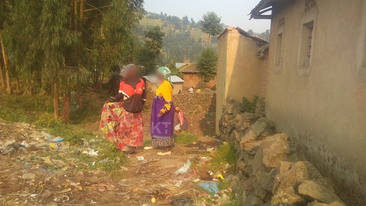 Hari n'abagore badatinya kwihagarika mu kimoteri cyo ku isoko rya Byangabo kandi kiri ku muhanda.