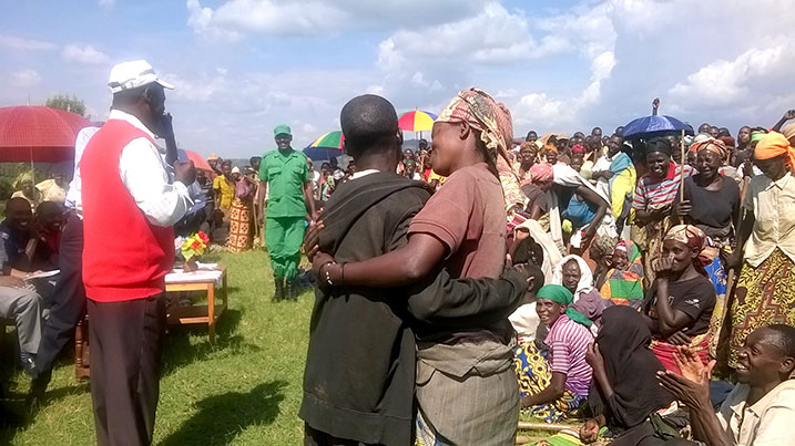 Barahoberanye umugore asoma umugabo we nawe wari wagaragaje akanyamuneza.