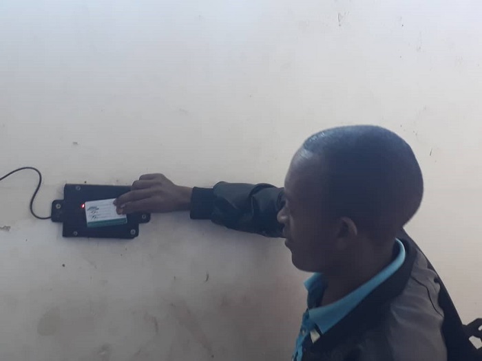 Umunyeshuri muri UTB akoza ikarita ku kuma kari ku rukuta, amakuru ye agahita ajya mu nzego zose z'iryo shuri