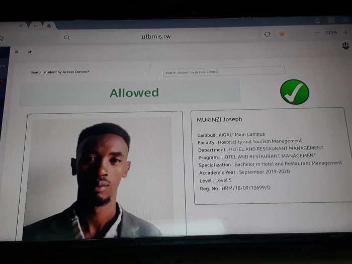 Umunyeshuri wa UTB amaze gukoza ikarita ku ikoranabuhanga, amakuru ye ahita yigaragaza muri mudasobwa z'iryo shuri