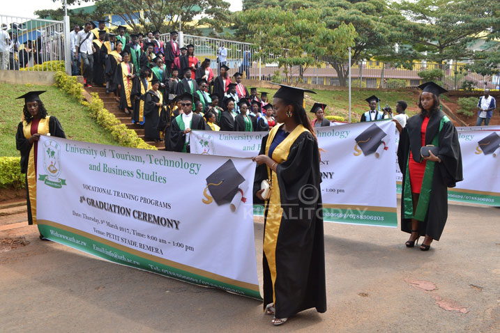 Umuhango watangijwe n'akarasisi k'abanyeshuri n'abayobozi