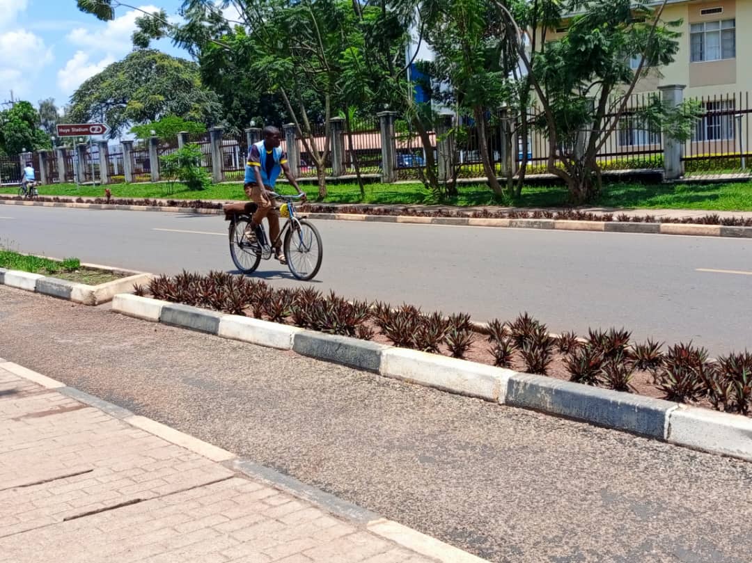 Utubuye turi muri aka gahanda kagenewe amagare ngo tubapfumurira amapine ari nayo mpamvu usanga banyura mu muhanda munini