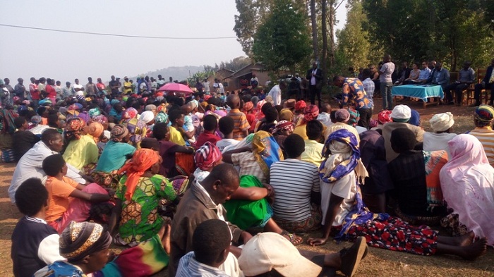 Abaturage bo mu Karere ka Huye bavuga ko amakuru batanze nadahindurwa, bazanyurwa n'ibyiciro bazashyirwamo. Aba ni abo mu Murenge wa Mukura barimo kuganira n'abakozi ba Transparency International Rwanda