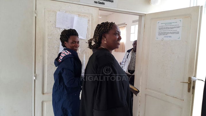 Uwamahoro Violette (wambaye ikoti ry'ubururu bwijimye) n'umwunganizi we Mukamusoni Antoinette