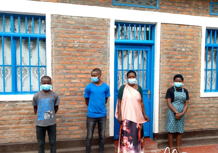 Uwamahoro Angelique n'abana be bishimiye kuba babonye inzu yabo