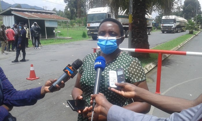 Umuyobozi w'Akarere ka Burera, Uwanyirigira Marie Chantal, yageze ku mupaka wa Cyanika kureba uko ibikorwa byo kwambuka bihagaze