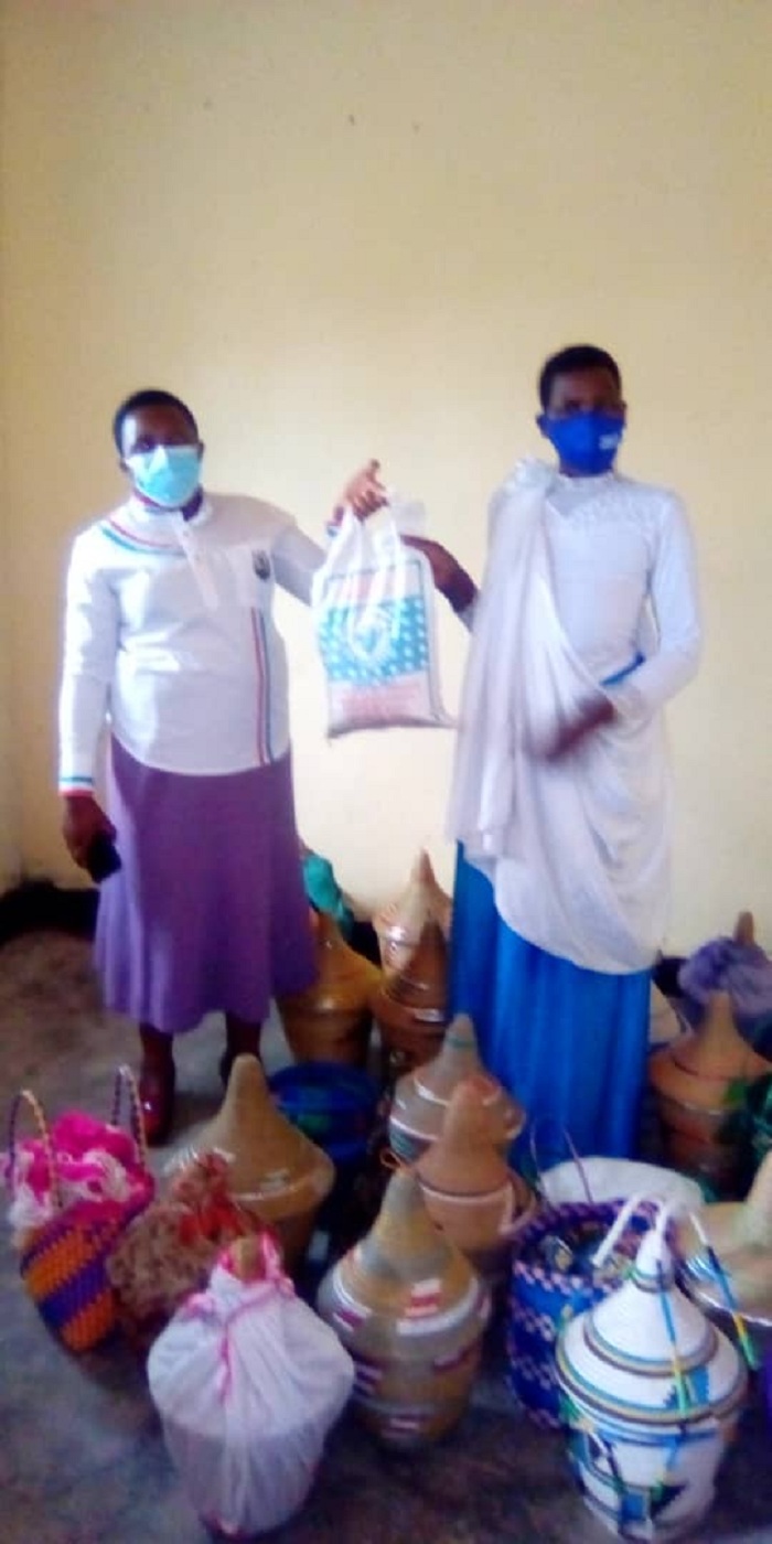 Uwanyirigira Marie Chantal uyobora FPR-Inkotanyi mu Karere ka Burera ashyikiriza Nyirahiganiro Vestine ibiribwa nyuma yo kumushyikiriza inzu