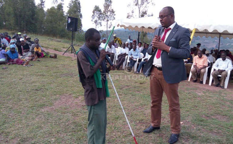Uwayezu Celestin ubwo yagezaga ikibazo cye ku muyobozi w