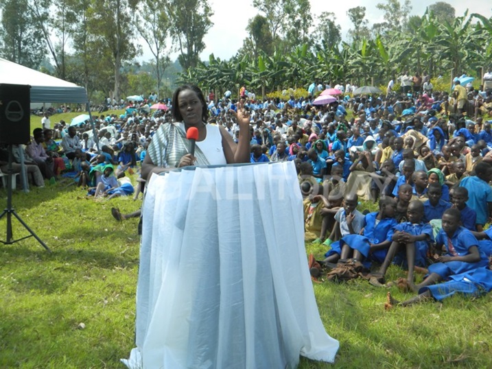 Uwera Marie Alice, vice mayor Social yasabye ababyeyi gutoza abana uburere bwiza.